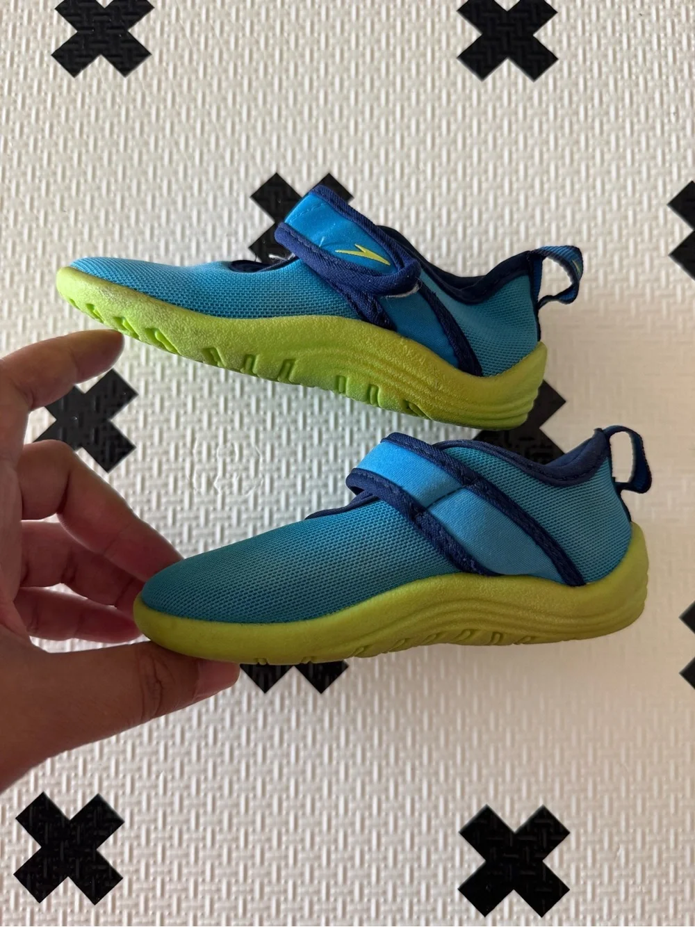 Speedo Kids' Blue Water Shoes with Lime Accent size Small (fits 5/6)